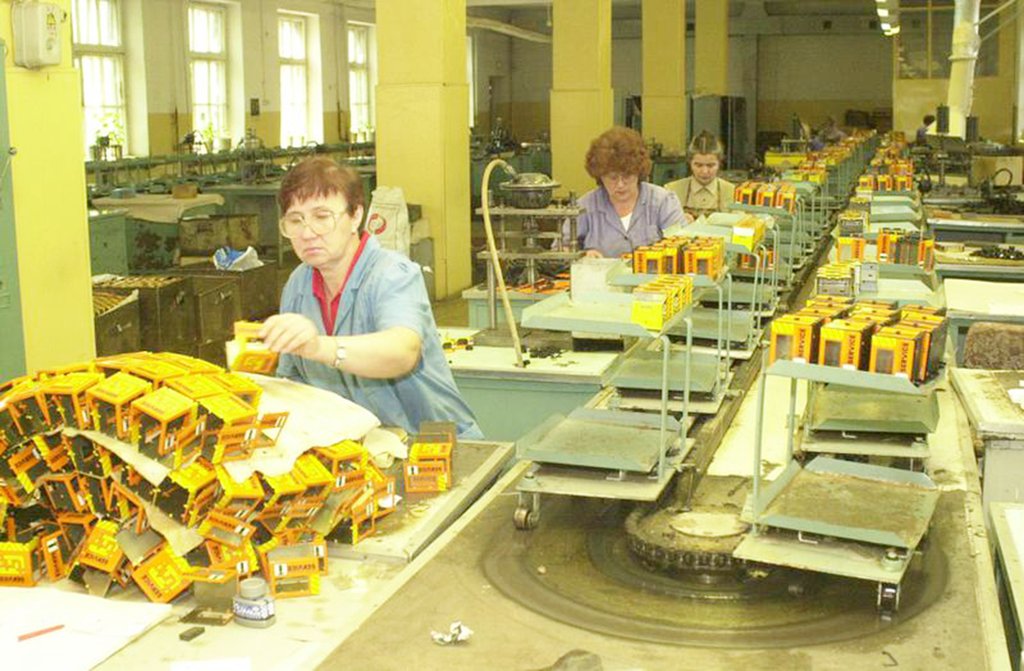 Знаменитая в прошлом свердловская фабрика "Радуга" и сегодня выпускает пользующиеся спросом игрушки. Фото: Алексей Кунилов