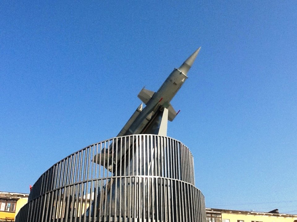 Композицию в виде одной из десятков «люльевских» зенитных ракет торжественно откроют в день рождения Екатеринбурга. Фото с сайта justmedia.ru