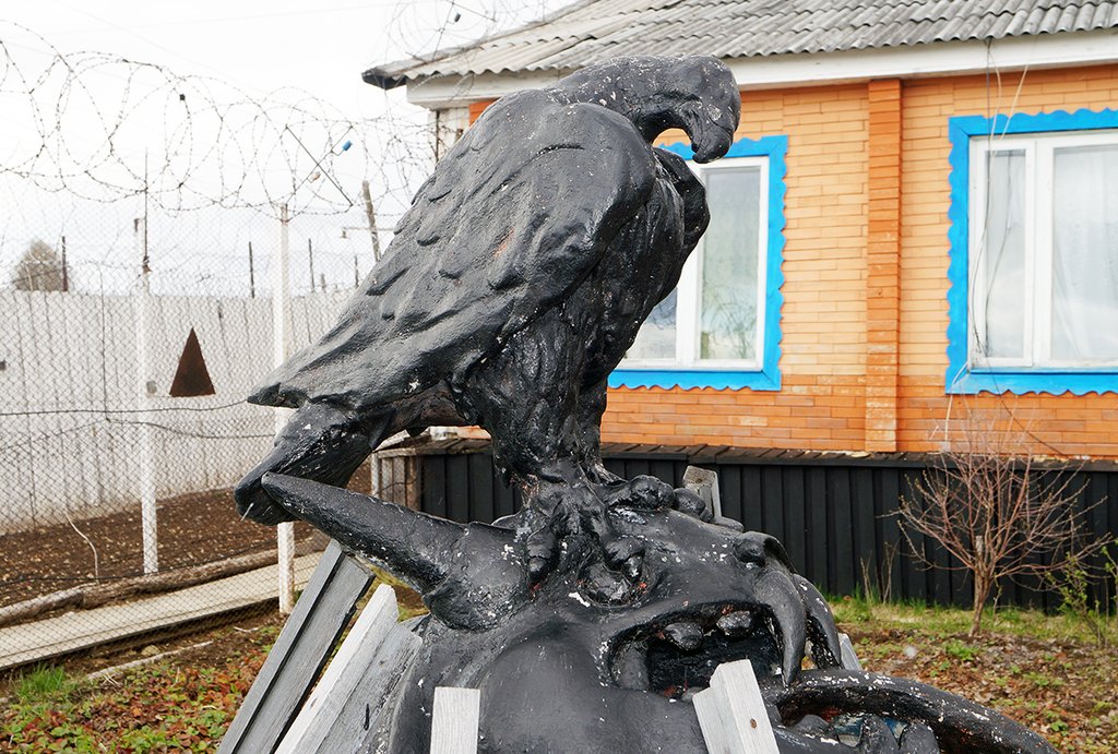 Скульптура, благодаря которой ИК-56 на севере области стали называть «Чёрным беркутом»
