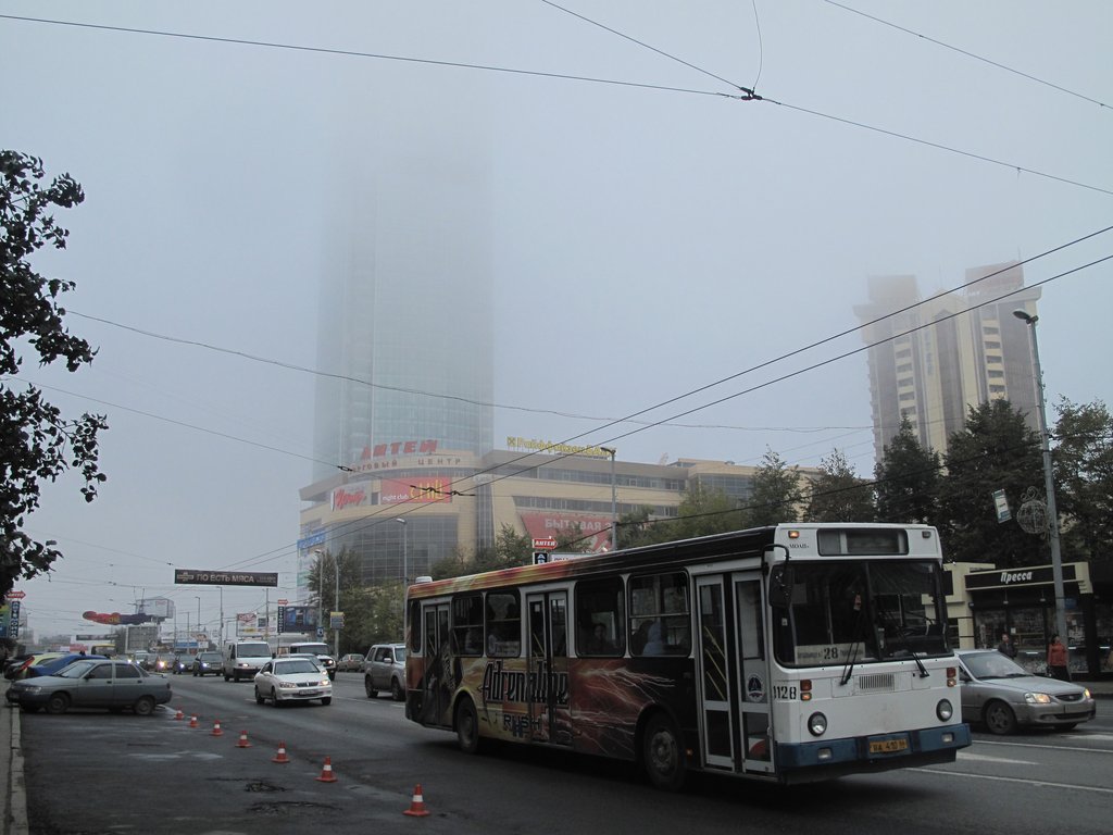 Отсутствие государственного контроля в сфере автобусных перевозок тревожит и транспортников, и пассажиров. Фото Александра Зайцева.