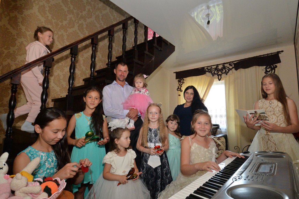 Дома Максим Сыропятов – как в «цветнике»: супруга, 8 дочек, а иногда в гости приходят подружки девочек. Фото: Павел Ворожцов