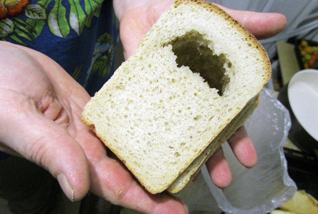 Один из признаков использования некачественного зерна и муки - превышение показателя пористости хлеба