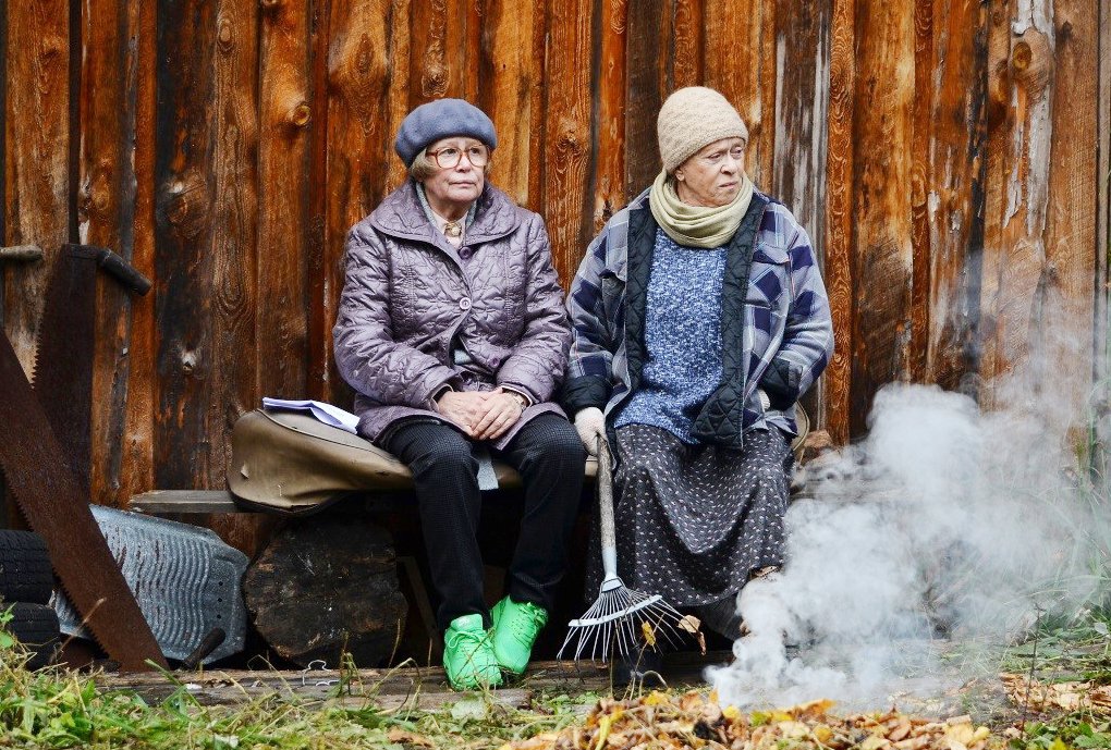 Марина Неёлова (слева) и Алиса Фрейндлих выступили  в крайне необычных  для себя ролях.  Кадр из фильма «Карп отмороженный», реж. Владимир Котт