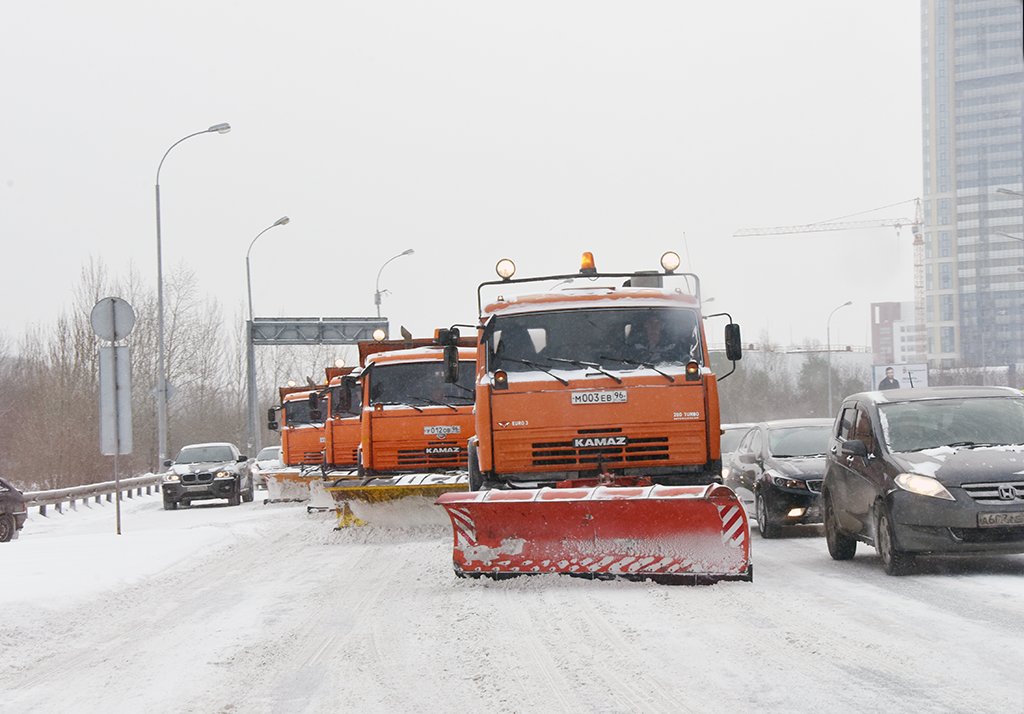 Зимний город снегопад чистка дорог