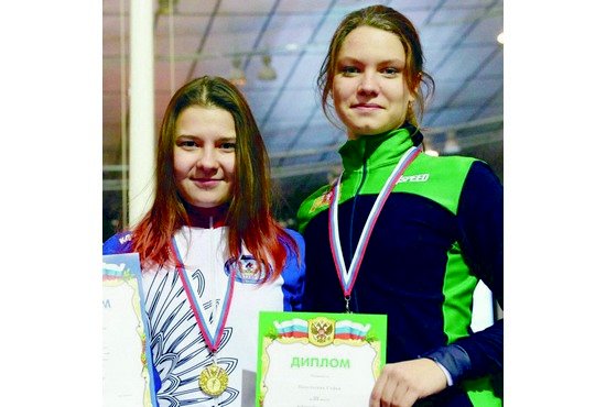 В прошлом сезоне пятнадцатилетнюю Софию Напольских (справа) в порядке исключения допустили на всероссийские старты в Коломне, и она победила в борьбе с соперницами, которые были на два года старше. Фото: sportkedr.ru
