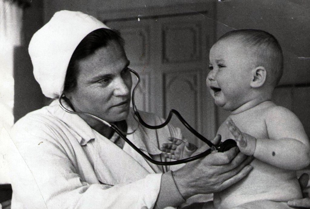 Врач Лидия Герман обследует ребёнка. 1975 год. Фото из личного архива Герман