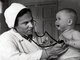 Врач Лидия Герман обследует ребёнка. 1975 год. Фото из личного архива Герман