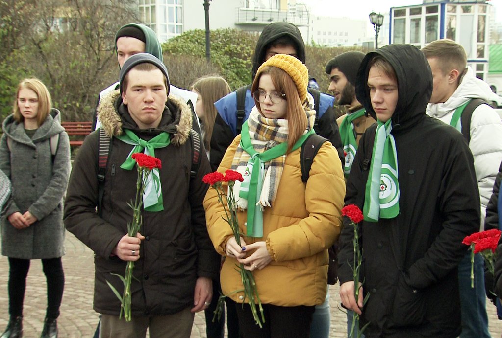 Свердловчане возложили цветы к импровизированному мемориалу на площади Труда в Екатеринбурге. Фото: департамент информполитики Свердловской области