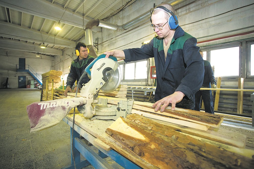 Основной  продукцией компании «Лестех» в Алапаевске являются древесно-стружечные плиты, доски для пола  и плинтуса. Фото: Владимир Мартьянов