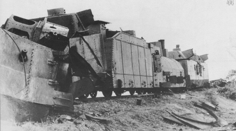 44-й дивизион прошёл всю войну и был удостоен почётного наименования «Отдельного Клайпедского»,  а вот бронепоезд «Щёрс» погиб уже в августе 1942 года под станцией Моздок. Снимок сделан немецкими солдатами.