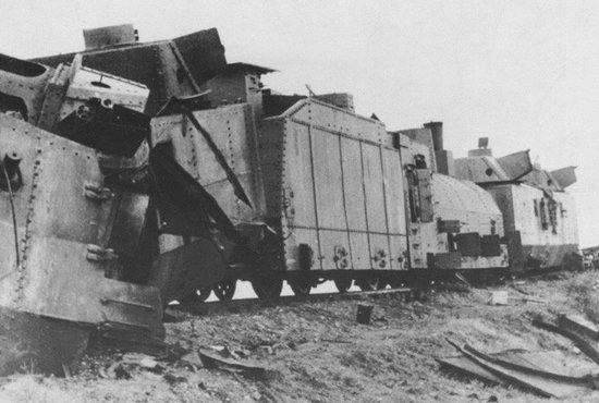 44-й дивизион прошёл всю войну и был удостоен почётного наименования «Отдельного Клайпедского»,  а вот бронепоезд «Щёрс» погиб уже в августе 1942 года под станцией Моздок. Снимок сделан немецкими солдатами.