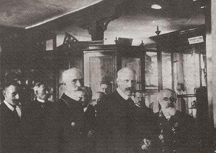 Фритьоф Нансен (в центре  на переднем плане) во время посещения Екатеринбургского музея. Автор фото неизвестен.
