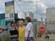 Ольга Ерыкалова (в центре) со своими коллегами  по несчастью показала журналистам замороженную стройку шестнадцатиэтажки. Фото: Александр Зайцев