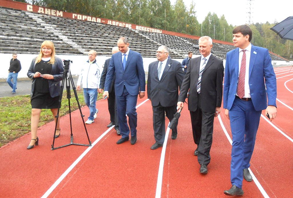 Делегации из области показали новый стадион «Ураласбест», который находился на реконструкции три года. Фото: Николай Королёв