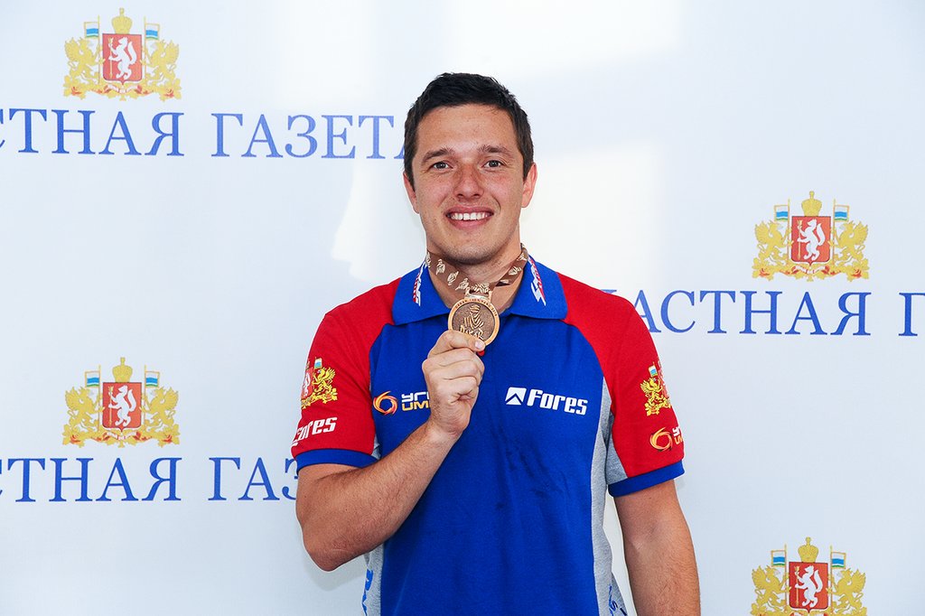 Сергей Карякин с медалью за финиш на «Дакаре»
