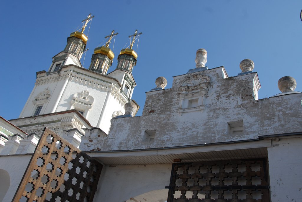 Каждая створка двух пар ворот Верхотурского кремля весит 640 килограммов и состоит более чем из 200 деталей. Фото: Александр Зайцев.