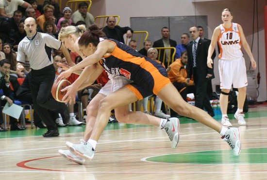 Сторонницы обтягивающей формы — баскетболистки французского «Буржа», но в матчах с «УГМК» это «ноу-хау» им, как правило, не помогает. Фото: Владимир Васильев