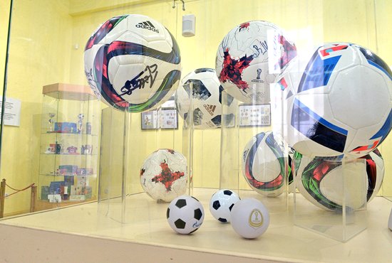 Мячами с автографами известных футболистов вряд ли кто-то будет играть, они стали музейными раритетами. Фото: Павел Ворожцов