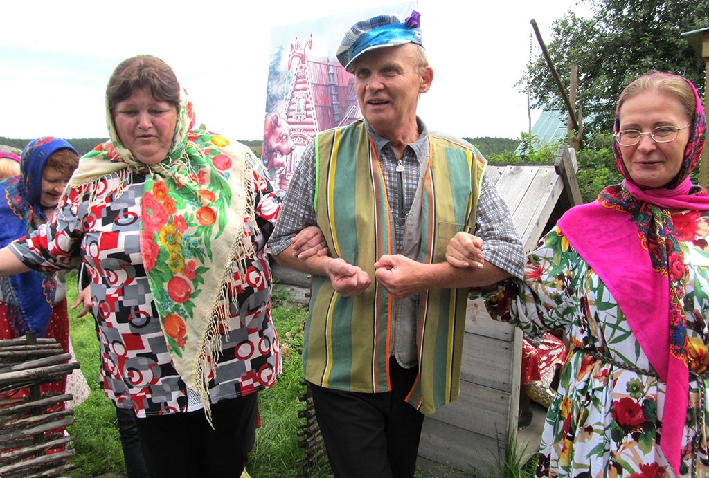 Сваты приехали! Этот старинный русский обряд пользуется неизменным успехом у заезших туристов. Фото: Маргарита Литвиненко