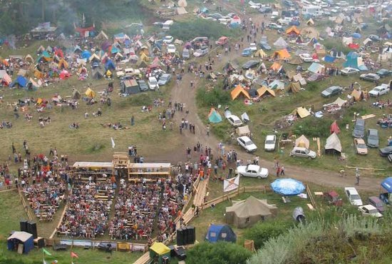 Возле села Знаменское в фестивальные дни вырастает большой палаточный город.  
