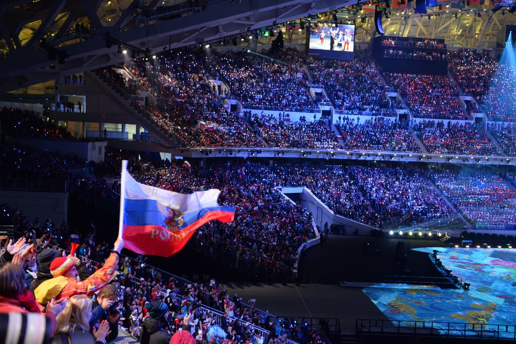 На церемонии закрытия Олимпийскую эстафету у Сочи принял корейский Пхёнчхан. Фото РИА Новости.