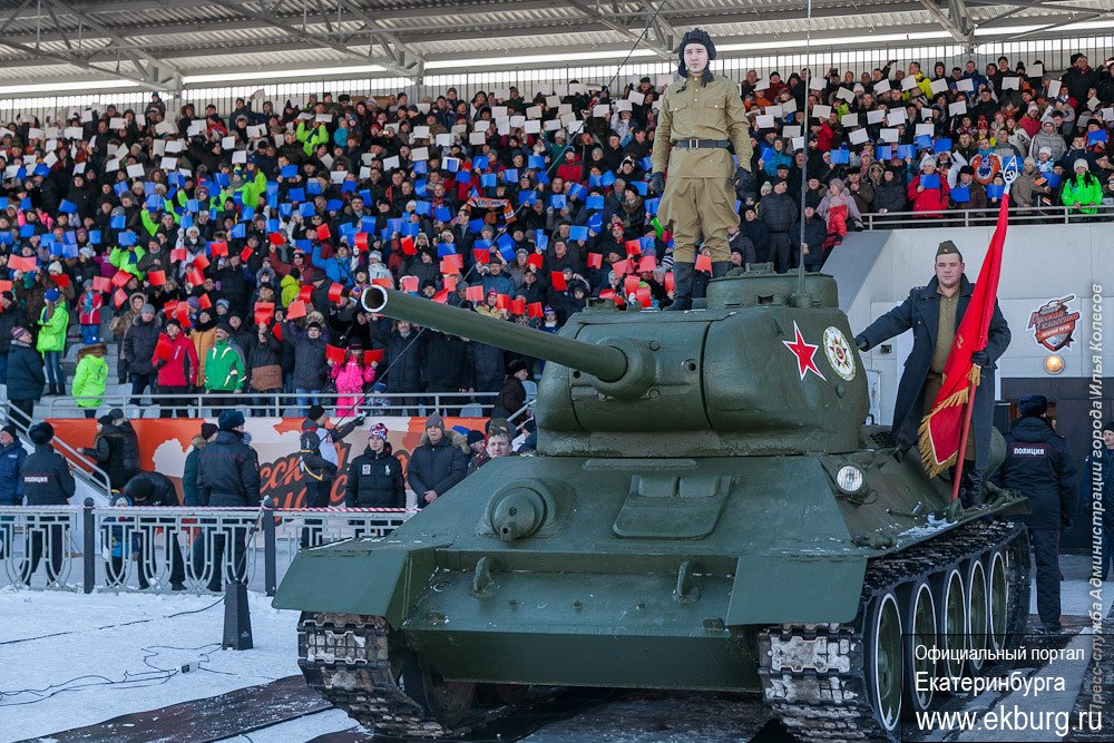 Специально на игру из музея бронетанковой техники Уралвагонзавода на стадион был доставлен один из его действующих экспонатов - танк Т-34, выпущенный в годы Великой Отечественной войны. Фото: ekburg.ru