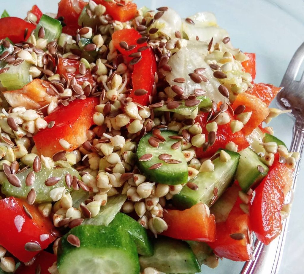 Салат с овощами, зелёной гречей и семечками льна – полезно и вкусно. Фото: Ирина Клейман