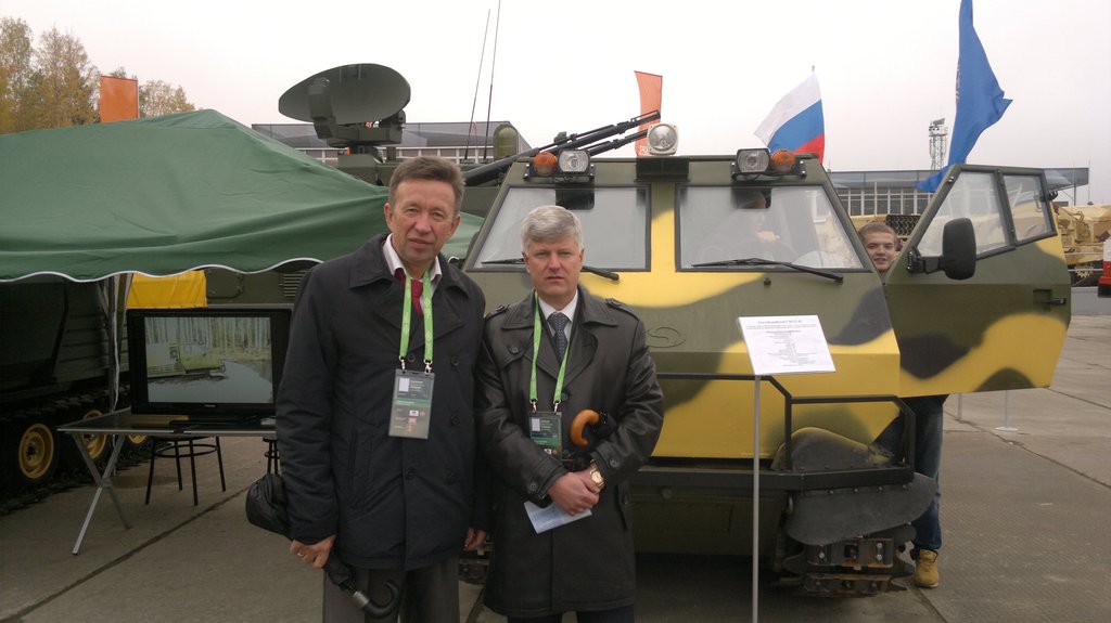 Станислав Суханов (справа) и Валерий Конопкин на военной выставке в Нижнем Тагиле в 2013 году. Неизвестный фотограф