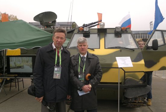 Станислав Суханов (справа) и Валерий Конопкин на военной выставке в Нижнем Тагиле в 2013 году. Неизвестный фотограф