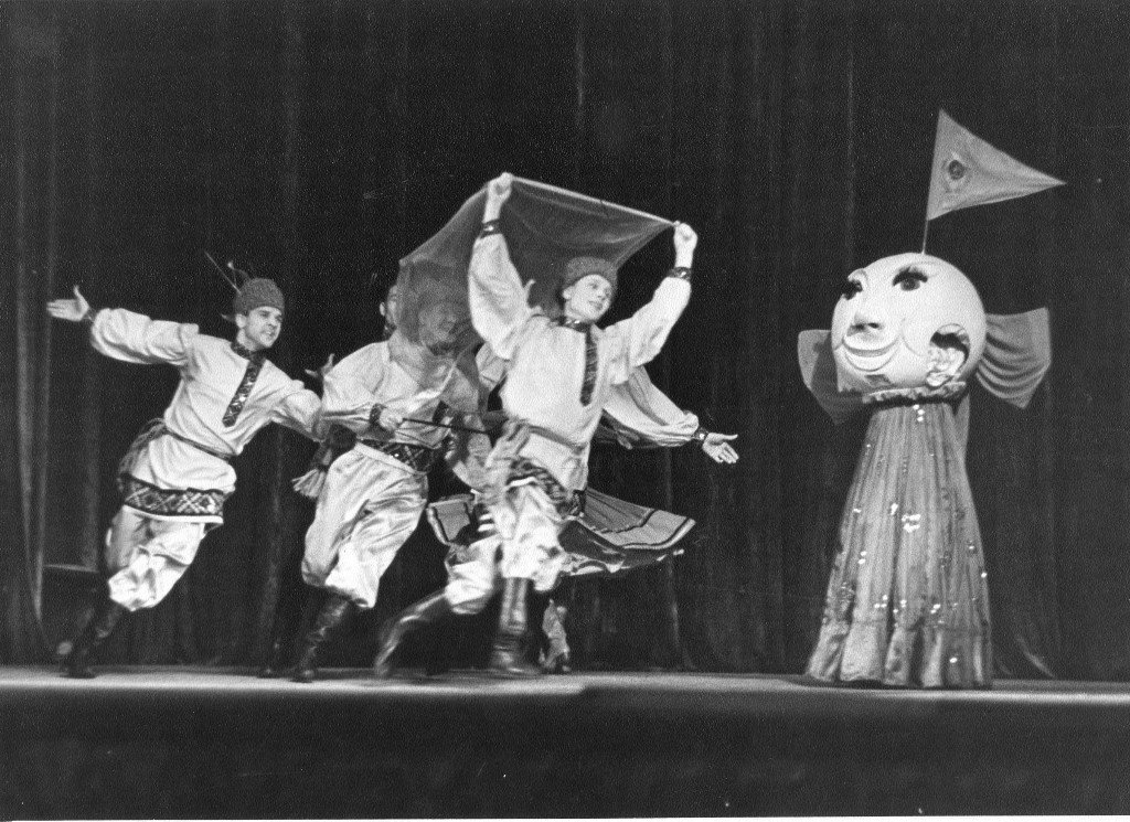 В образе Луны выступала балерина Мария Мальцева. Она вспоминает, что под такой маской было трудно дышать, но это никак не помешало выступлению. Фото:  www.urfolk-art.ru