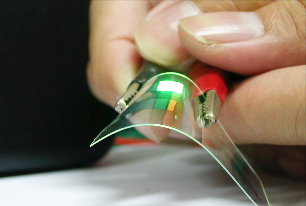 Органические светодиоды, с которыми работает Дмитрий Копчук, позволяют создавать гибкие экраны. Фото: lydogbilde.no