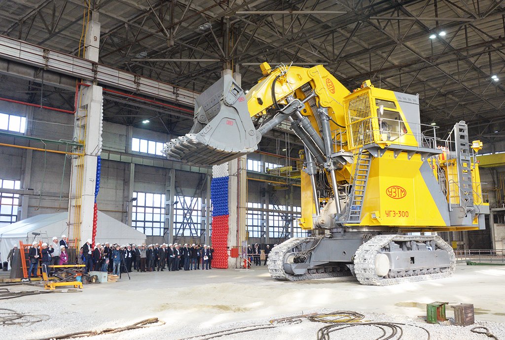 Масса экскаватора УГЭ-300 – 300 тонн, объём ковша – 16 кубических метров. Фото: Павел Ворожцов