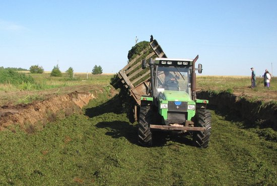 За семь лет действия сельхоз-программы Уралвагонзавода было выпущено 800 тракторов РТ-М 160. Большинство из них до сих пор работают на полях региона. Этот, например, в совхозе Шумихинском Горноуральского ГО. Неизвестный фотограф
