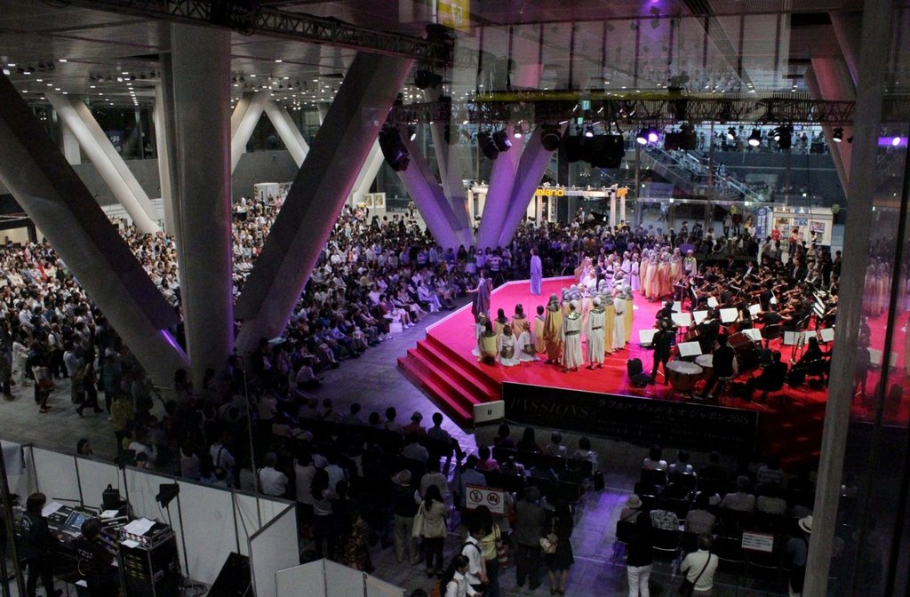 В Японии «Безумные дни» традиционно проходят в мае. Концертный зал в Токио этого года был переполнен, в Екатеринбурге организаторы ожидают более 24 тысяч слушателей. Неизвестный фотограф