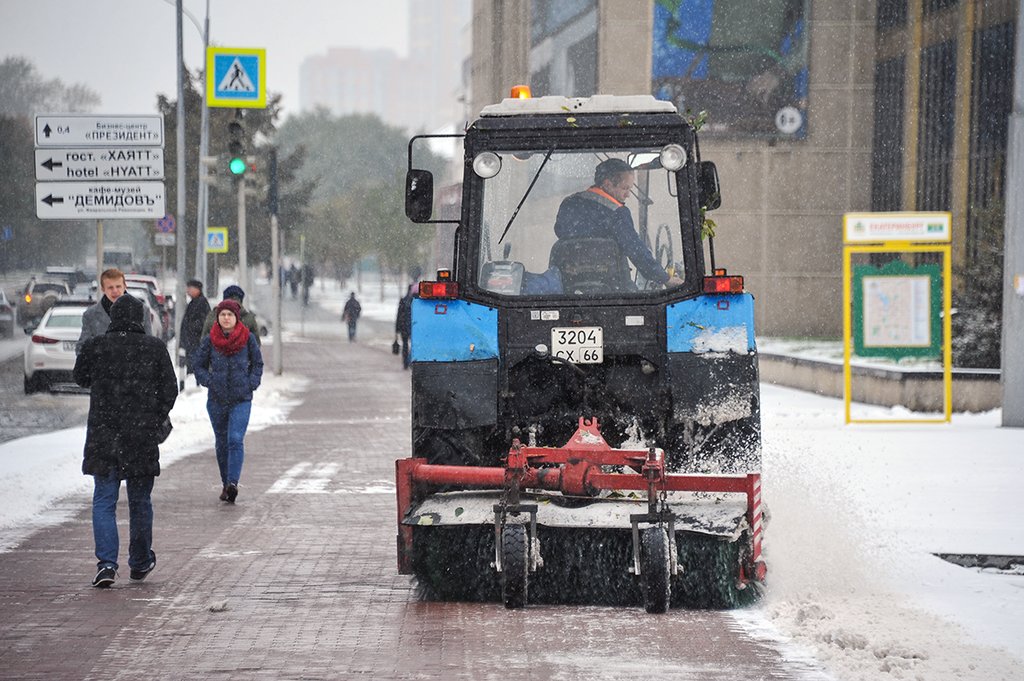 Больших проблем уборкой снега в этом году в Екатеринбурге нет. Но техники для чистки тротуаров не хватает. Фото: Владимир Мартьянов
