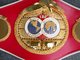 Чемпионский пояс IBF изготовлен из кожи красного цвета. На позолоченном медальоне изображены орёл (в верхней части) и земные полушария. Фото: allboxing.ru