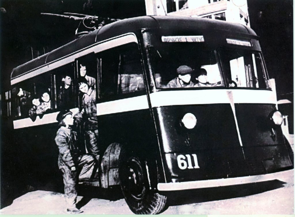 Выезд из гаража первого в Екатеринбурге троллейбуса. 1943 год. Фото из архива Екатеринбургского ТТУ.