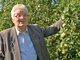Леонид Котов создал более 50 сортов яблони, сейчас ему 88 лет, но он продолжает вести научную работу на Свердловской селекционной станции садоводства. Фото: Павел Ворожцов