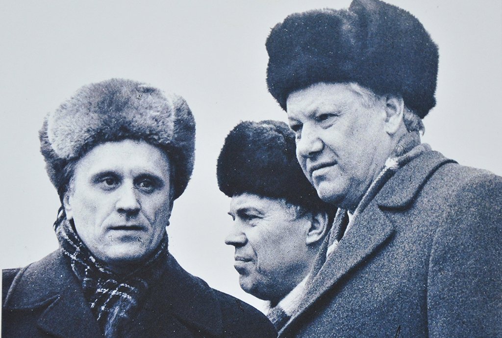 На одном из митингов тех лет Геннадий Бурбулис и Борис Ельцин смотрят в толпу, а Юрий Новиков за их спинами всем своим видом показывает, что происходящее ему не по душе. Автор фото не известен