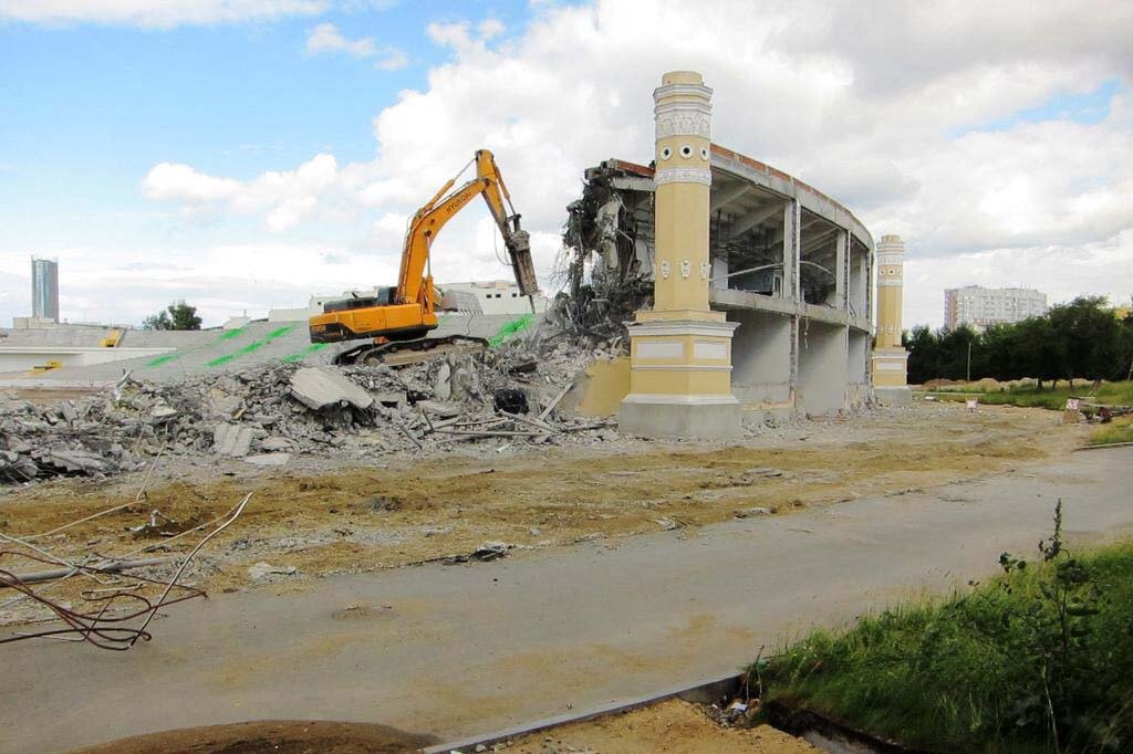 Работы по демонтажу арены уже идут,  а завершить реконструкцию планируется в декабре 2017 года. Фото: twitter.com