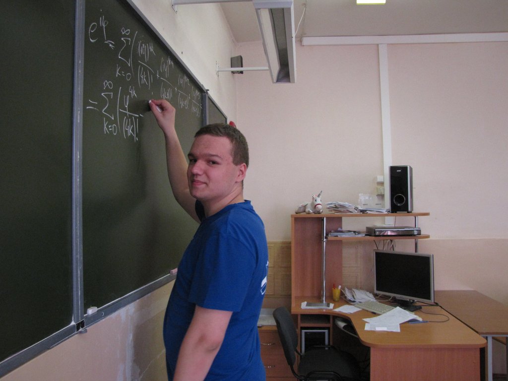 Алексей Данилюк говорит, что многие формулы не объяснить обычным языком. Фото Ларисы Хайдаршиной