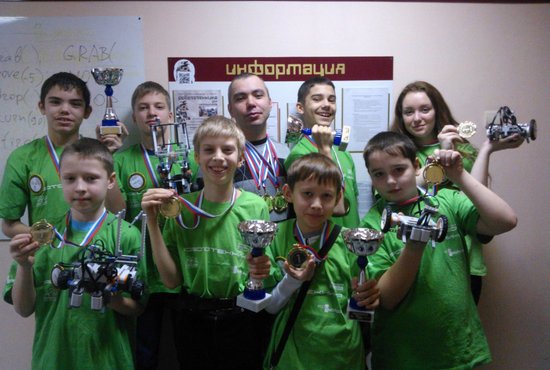 Ребята из клуба «РобоКод» считают, что победой  они обязаны своему наставнику — Андрею Мельникову  (на фото третий слева во втором ряду). Фото из архива клуба.