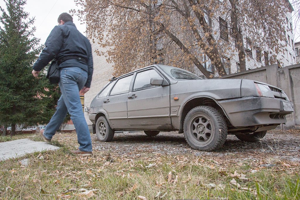 Штраф для физических лиц за парковку на газоне –  от трёх до пяти тысяч рублей. Фото: Владимир Мартьянов