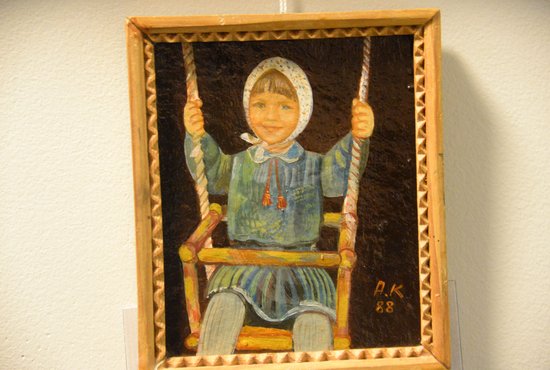 Автор самой большой картины в нашей области претендует и на звание автора самой маленькой: размер «Портрета Саши на качелях» всего 120 кв.сантиметров (10х12)