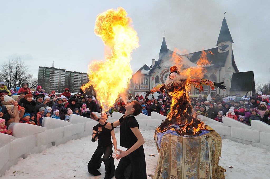 По традиции масленичные гулянья завершаются обрядом сожжения Масленицы. Фото: Павел Ворожцов
