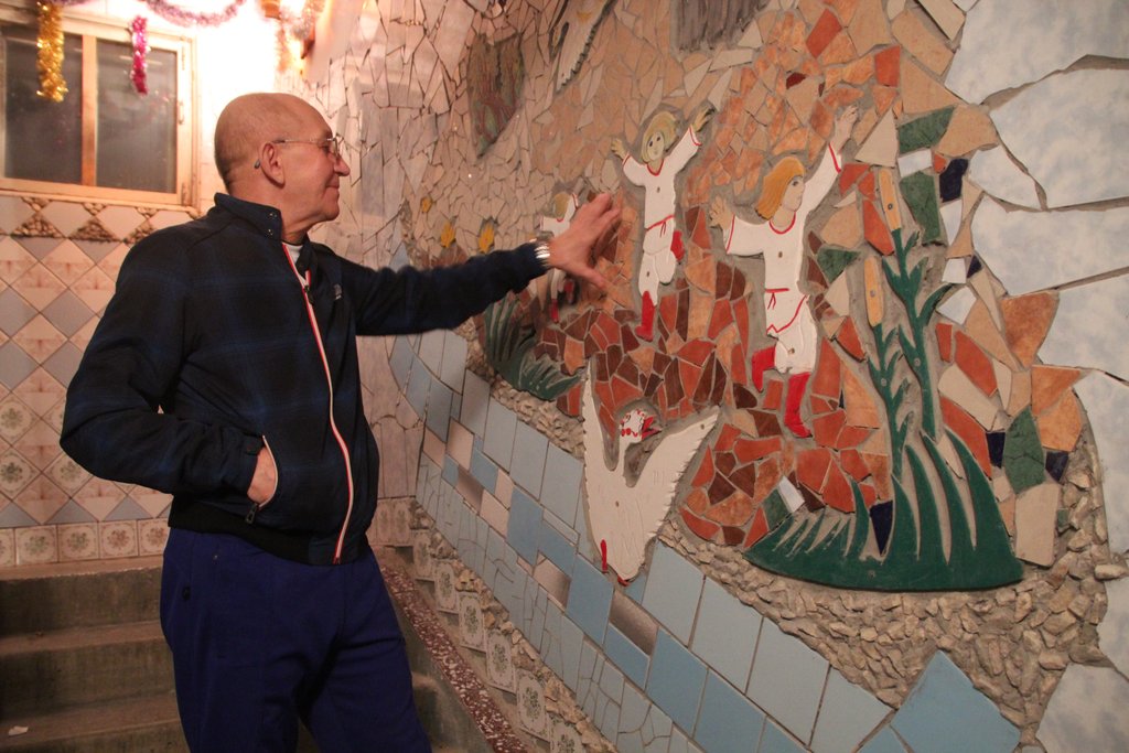 Пока Виктор Евдан создаёт свои мозаики только из керамики, но признаётся, что в будущем хочет попробовать сделать картину из стекла. Фото: Александр Пономарёв