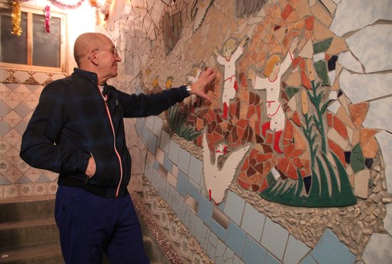 Пока Виктор Евдан создаёт свои мозаики только из керамики, но признаётся, что в будущем хочет попробовать сделать картину из стекла. Фото: Александр Пономарёв