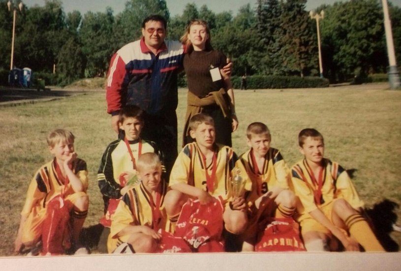 Игорь Смольников (на первом плане) с командой «Удача» и первым тренером – Юрием Востроуховым. Неизвестный фотограф