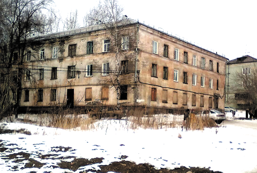 Эти два бывших общежития расположены в Кушве по соседству, год назад они и выглядели одинаково. Фото: Галина Соколова