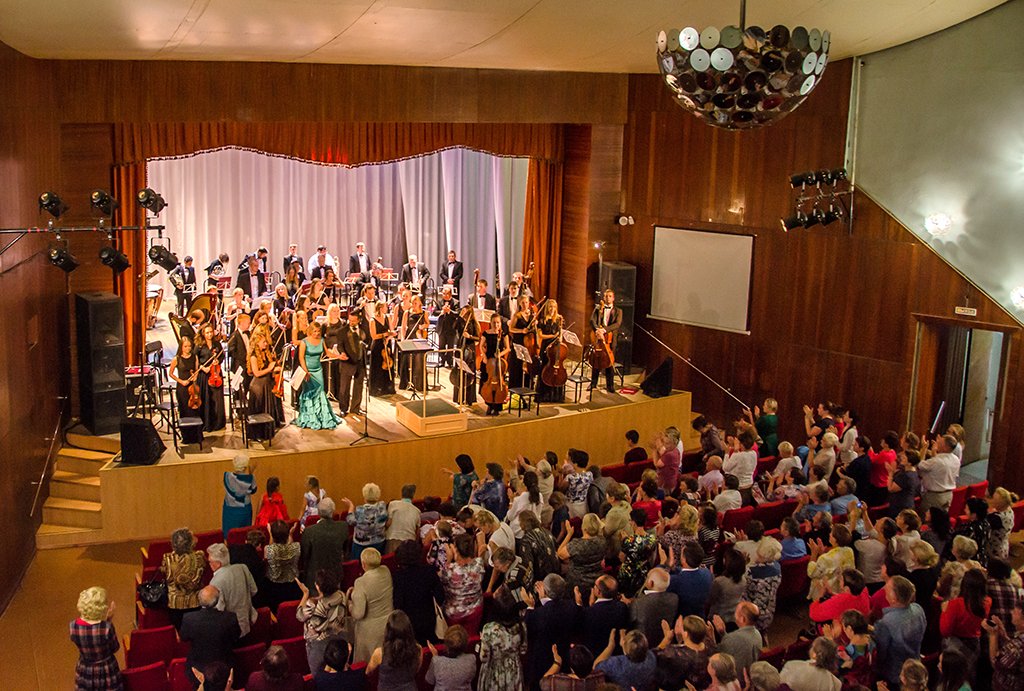 Артистов филармонии  очень тепло принимали  в Ирбите —  после концерта публика приветствовала  их стоя. Фото: Павел Ворожцов